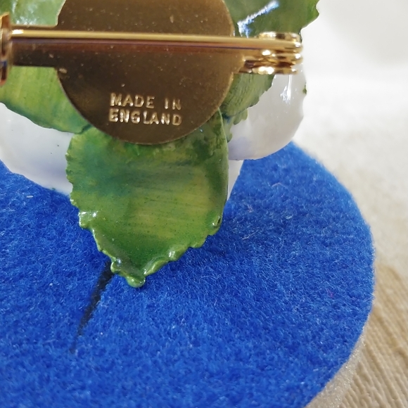 Vintage Aristocrat Bone China brooch - Picture 3 of 3